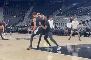 文班低位要球对抗训练！在这位置让他接到球，那对手真没辙了！