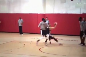 单打哈登！名场面：火箭时期林书豪队内训练用脚步晃过哈登！