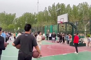 哥们这三分投的是真准啊！现场“卧槽”不断！😂