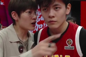 给妹妹指导几句！中场休息期间，杨力维在场边拉着杨舒予暖心嘱咐