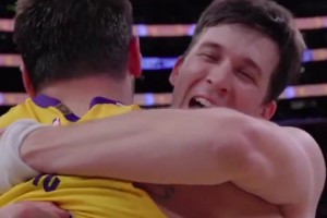 这是爱情的样子？🙊昨天力克掘金后，东契奇与里夫斯激情相拥！