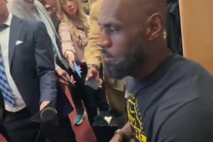 现在还有要买球队的想法吗？老詹：没有，一点想法也没有！