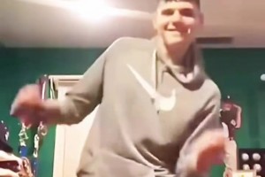 你敢信这小子未来是NBA前板怪兽😂早期克林根也是逗比属性啊