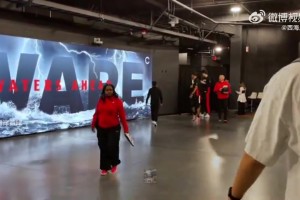 在聊啥呢？杨瀚森赛后跟开拓者总经理克罗宁交流！