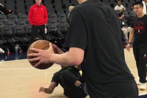 【瀚森赛前热身撞翻教练】这力量提升显著！